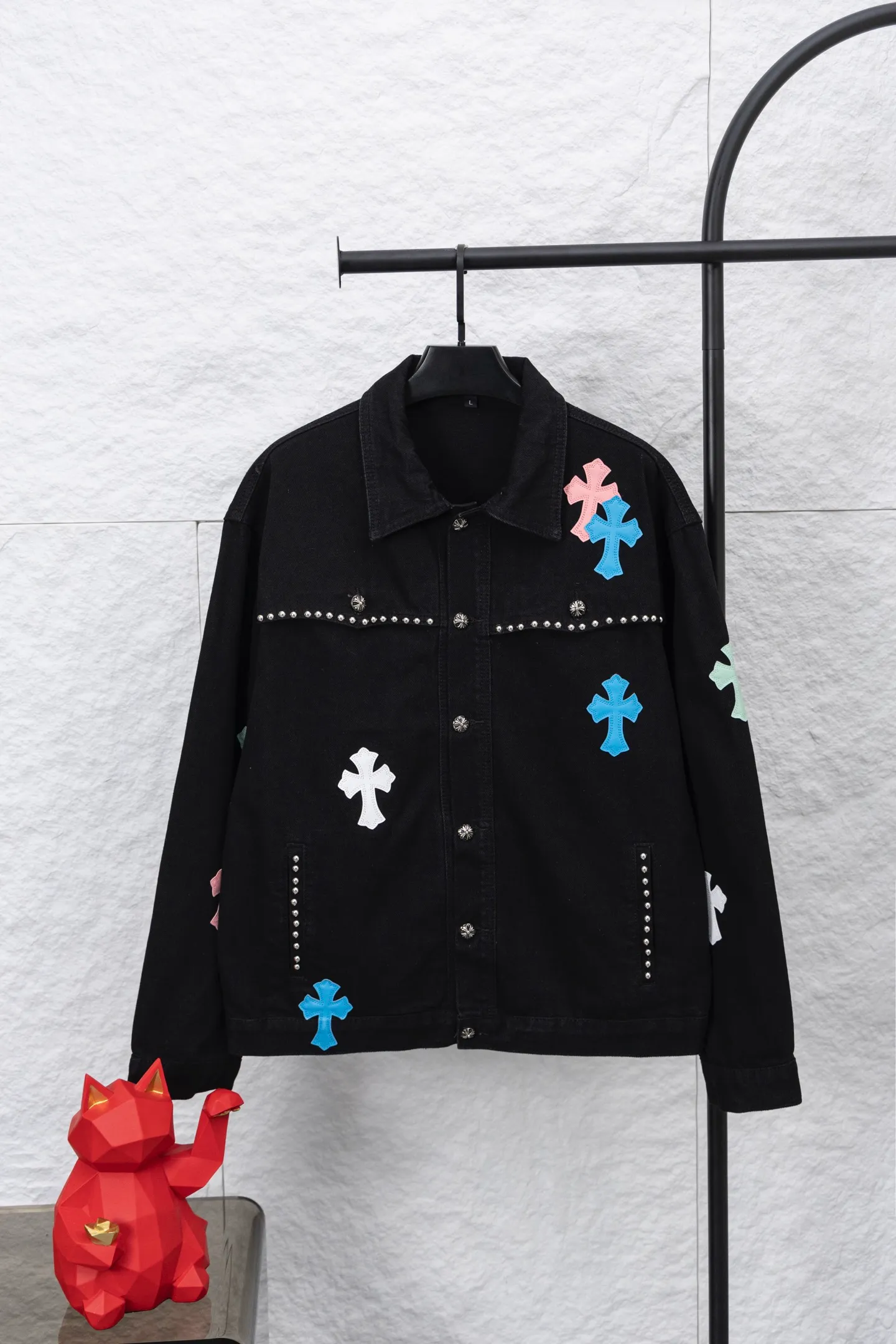 P300 model number/F109 Chrome Hearts Chrome Hearts heavy-duty denim jacket with rivets. The same style as the Internet celebrity star. The cross-printed denim jacket has a unique cross design element and is full of design. It is made of 100% denim cotton fabric with heavy coarse yarn count, which ensures a stiff and tough silhouette while being soft, comfortable and breathable. The lapel is designed with silver buttons and is full of texture. The classic cross logo is all over the dress, making it a perfect versatile style for spring and summer! The original loose version is made of high-quality pure cotton fabrics. The fabric pattern is high-definition and delicate without burrs. It is comfortable and breathable to wear. All the buttons are molded and customized. It is casual and fashionable and can be matched with any bottoms. It can be windproof and sunproof in spring and summer. It can be worn outside in autumn and winter! Easily concave shape makes you look slimmer and taller, perfect for both men and women! Color: Black Version: Loose